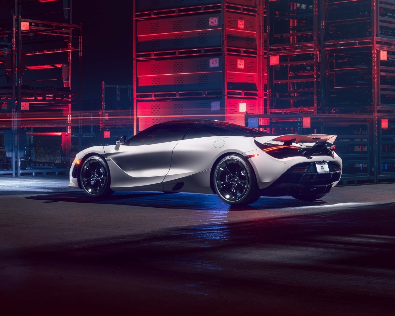 Автомобиль McLaren 720S  вид сзади