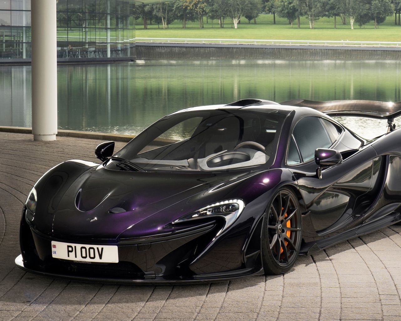 Быстрый автомобиль McLaren P1 у воды