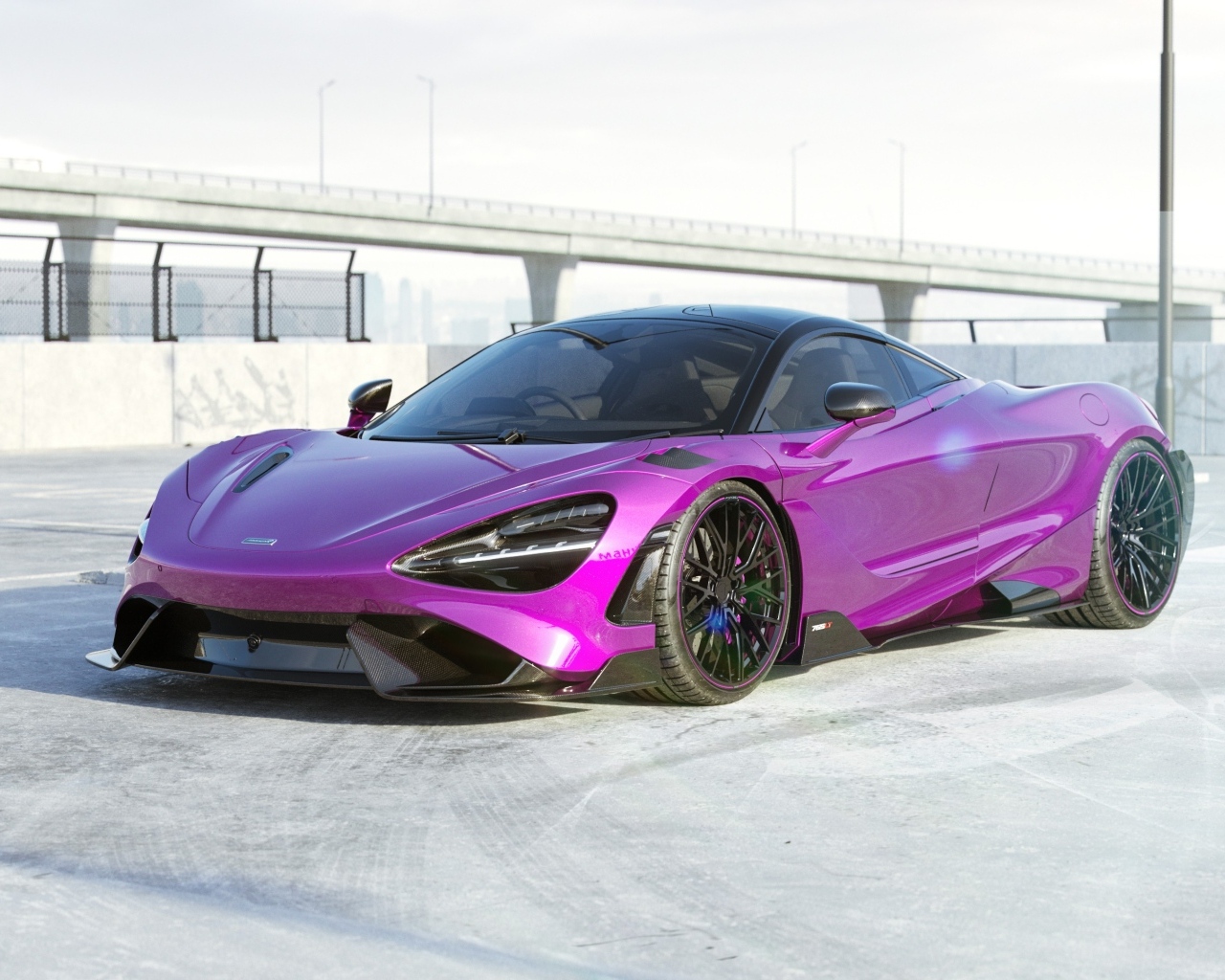 Сиреневый автомобиль McLaren 765LT