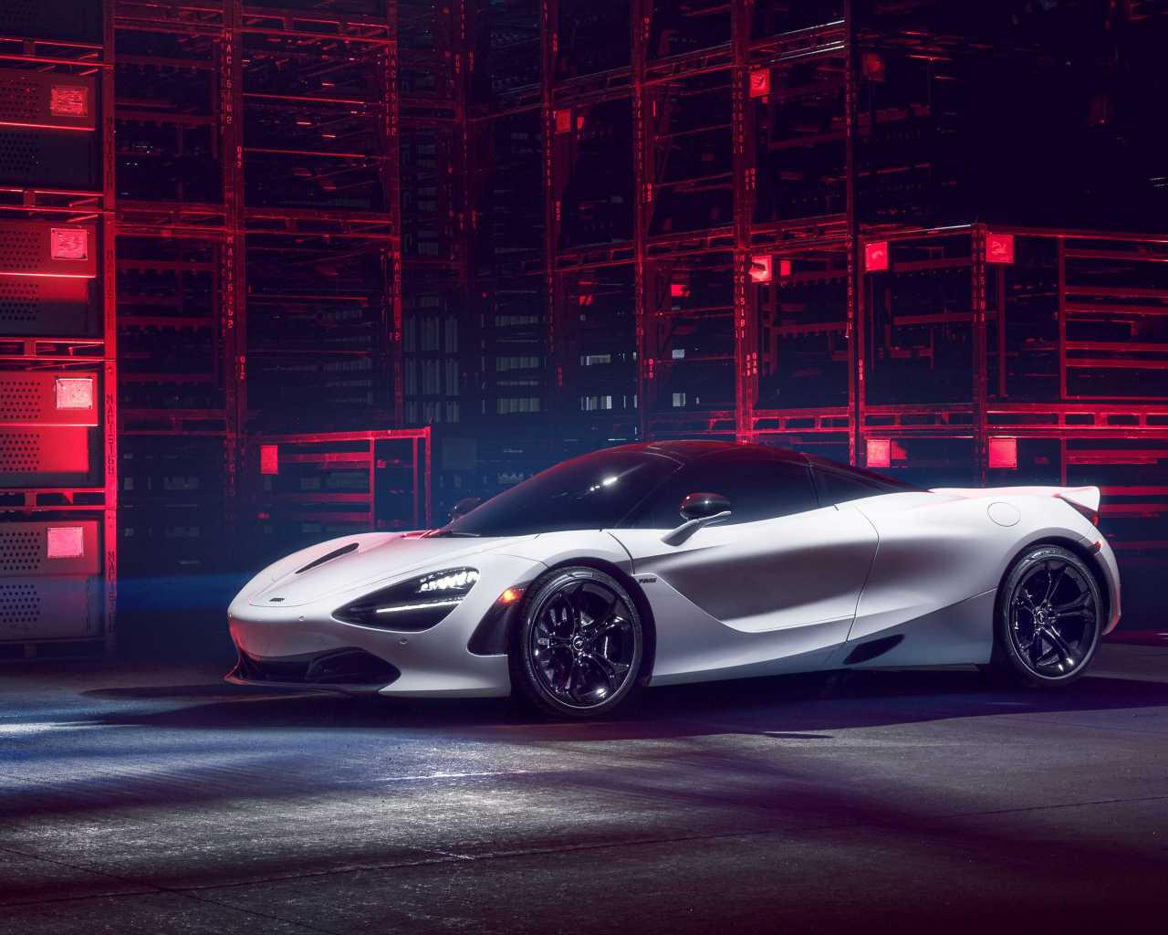 Автомобиль McLaren 720S в здании