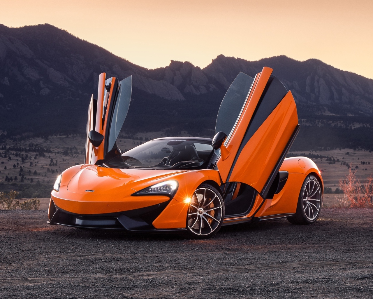 Оранжевый McLaren 570S Spider с открытыми дверями