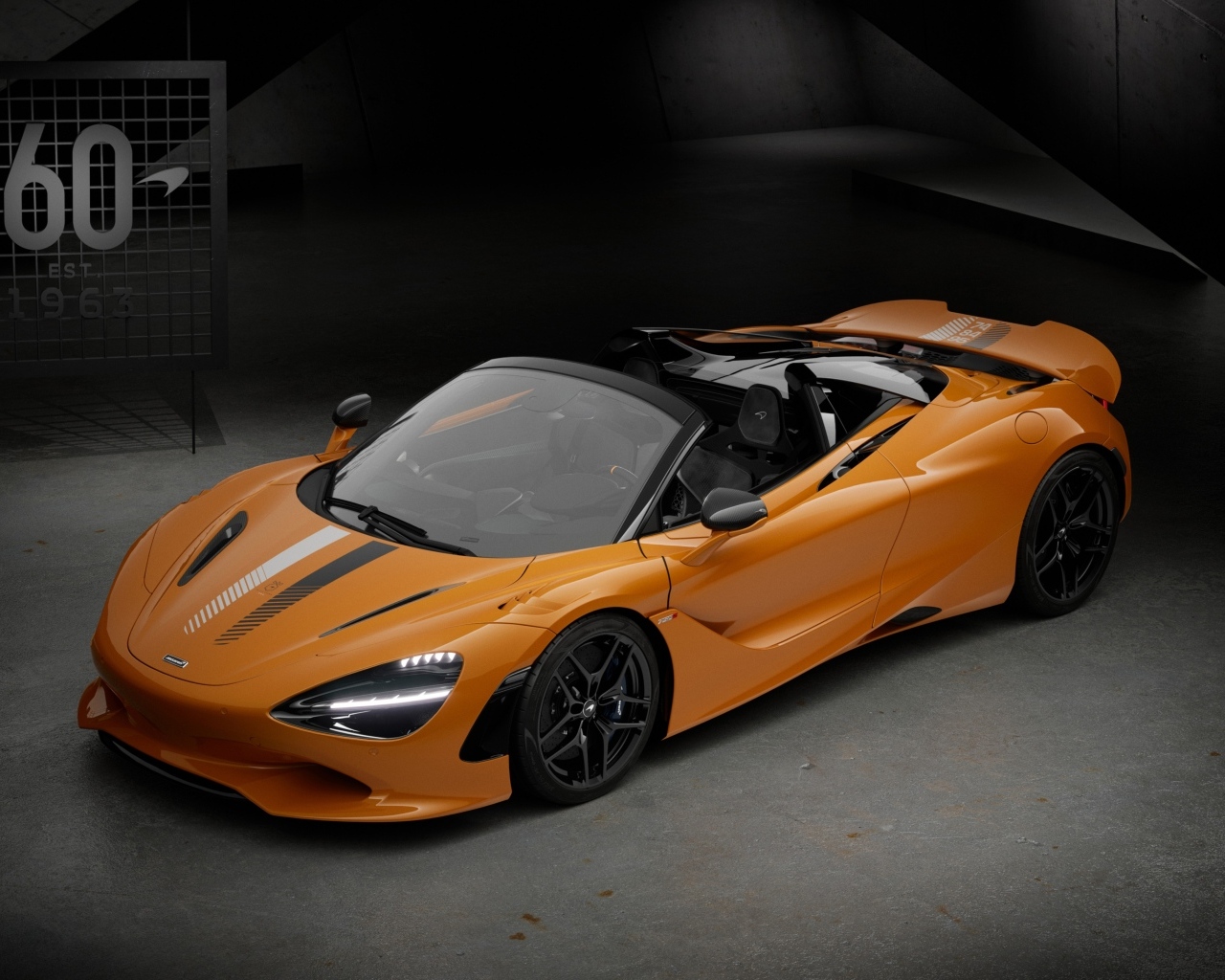 Оранжевый спорткар McLaren 750S 60th Anniversary Edition