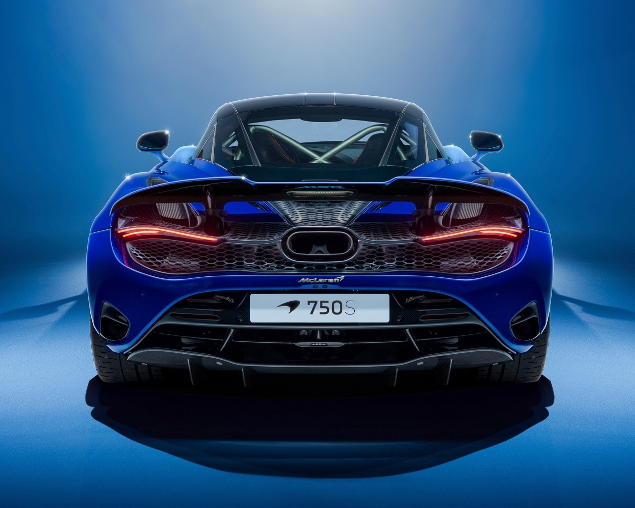 Вид сзади на синий автомобиль McLaren MSO 750S