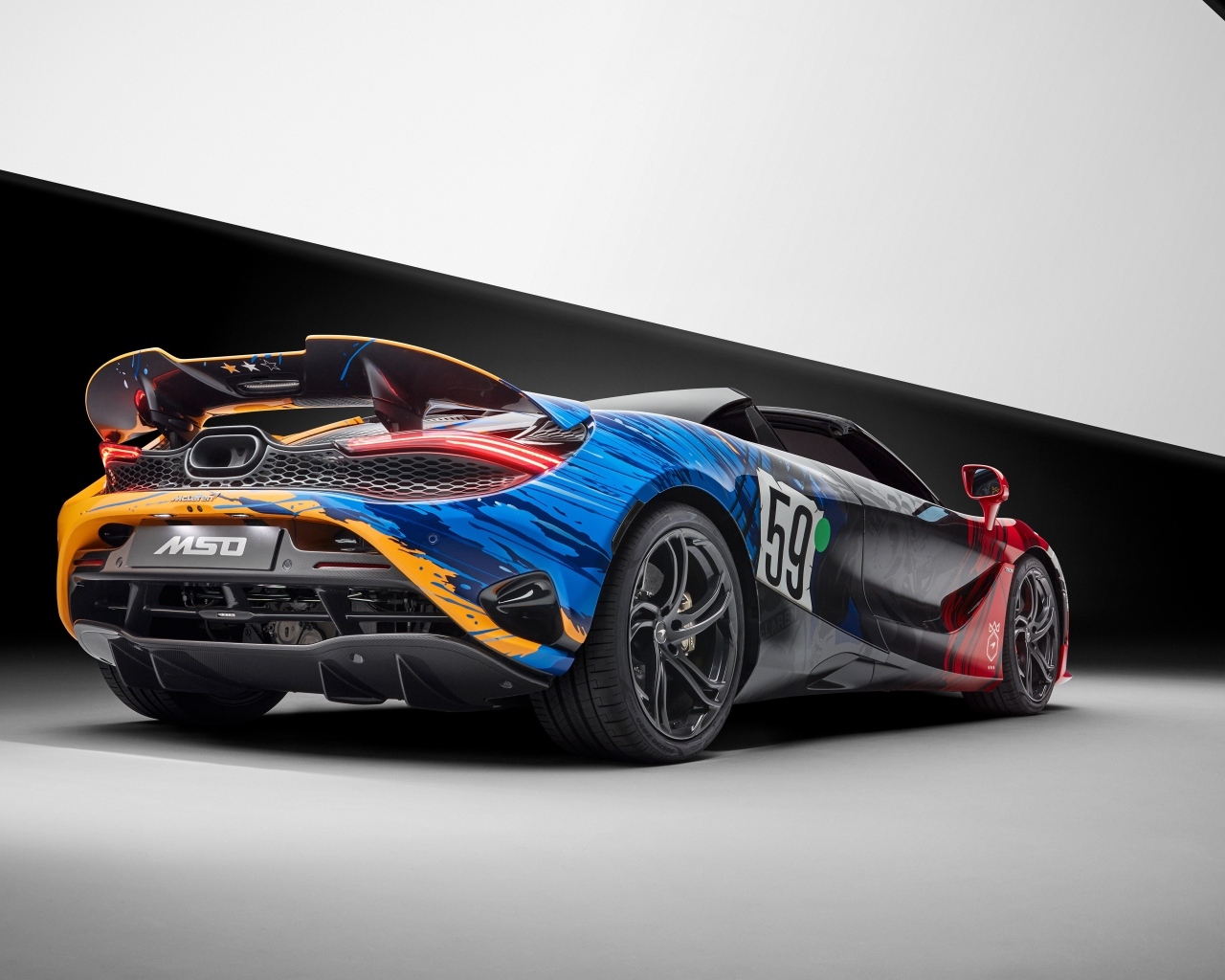 Вид сзади на автомобиль McLaren 750S