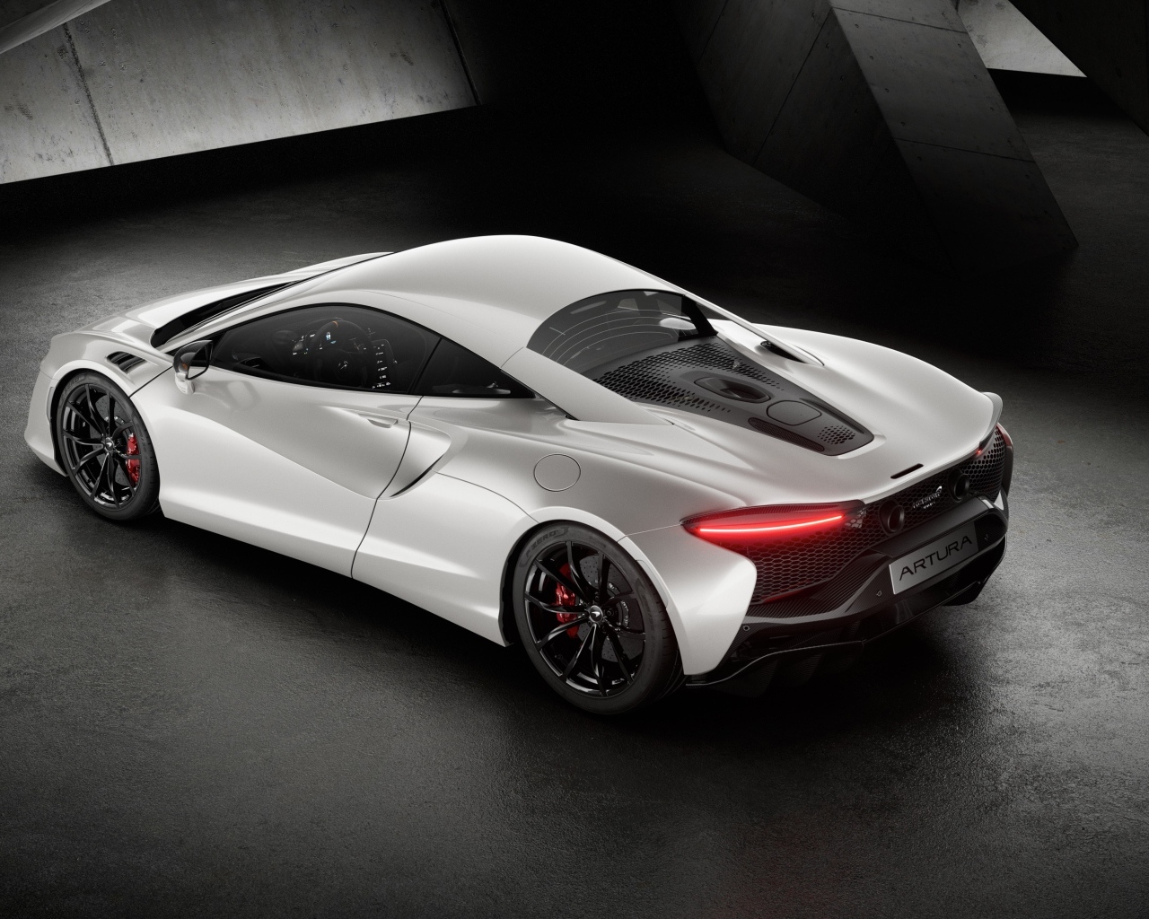 Вид сзади на автомобиль McLaren Artura 60th