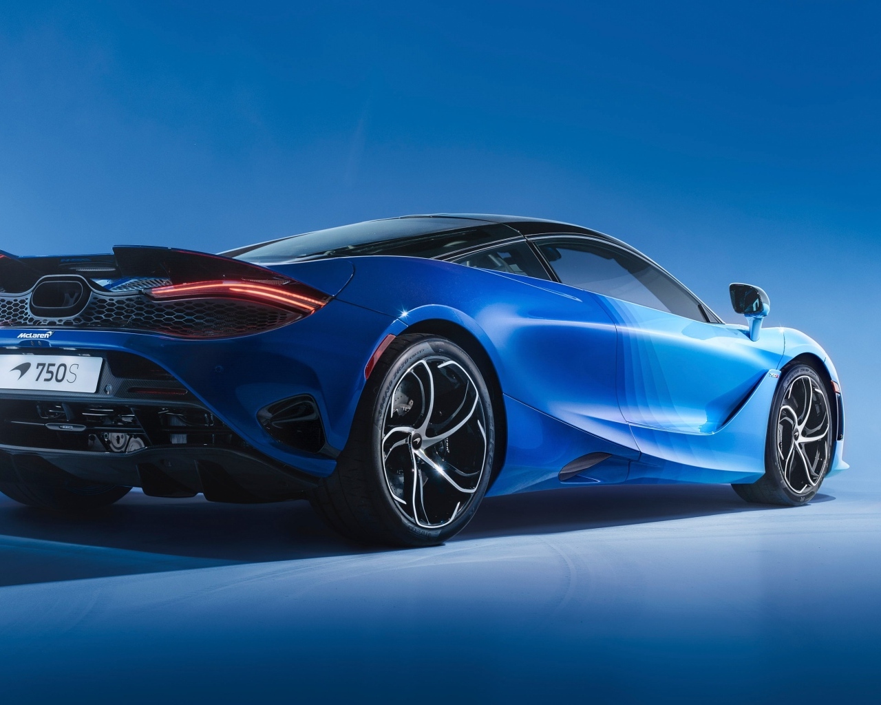 Вид сзади на автомобиль McLaren MSO 750S