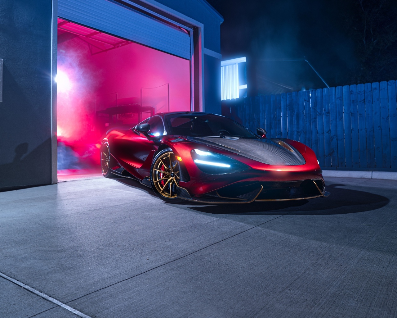 Красный  McLaren 765LT Spider у гаража