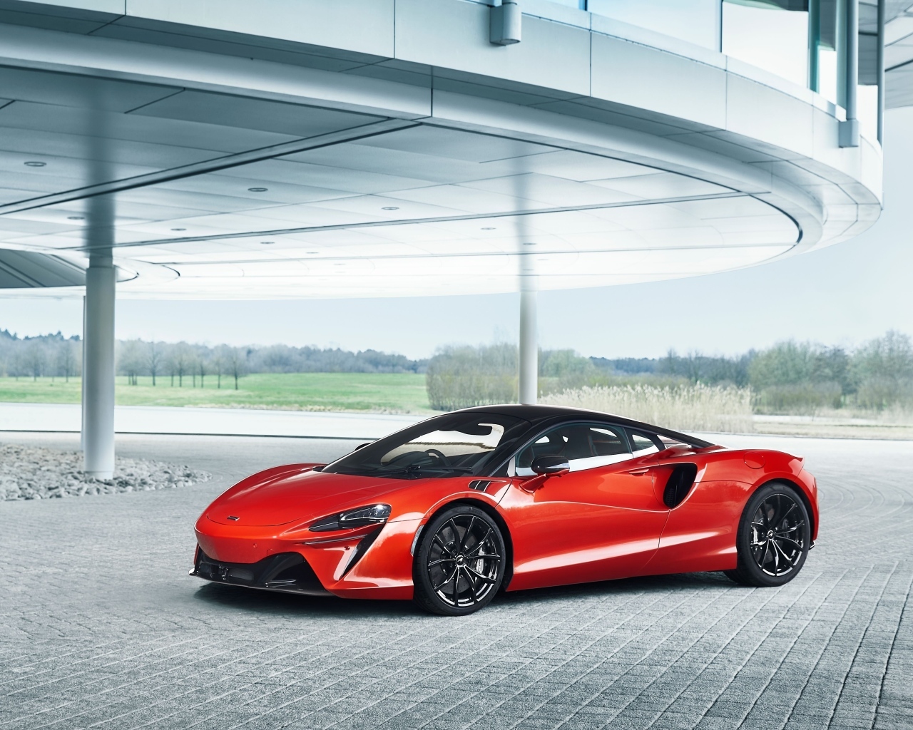 Красный спорткар McLaren ARTURA