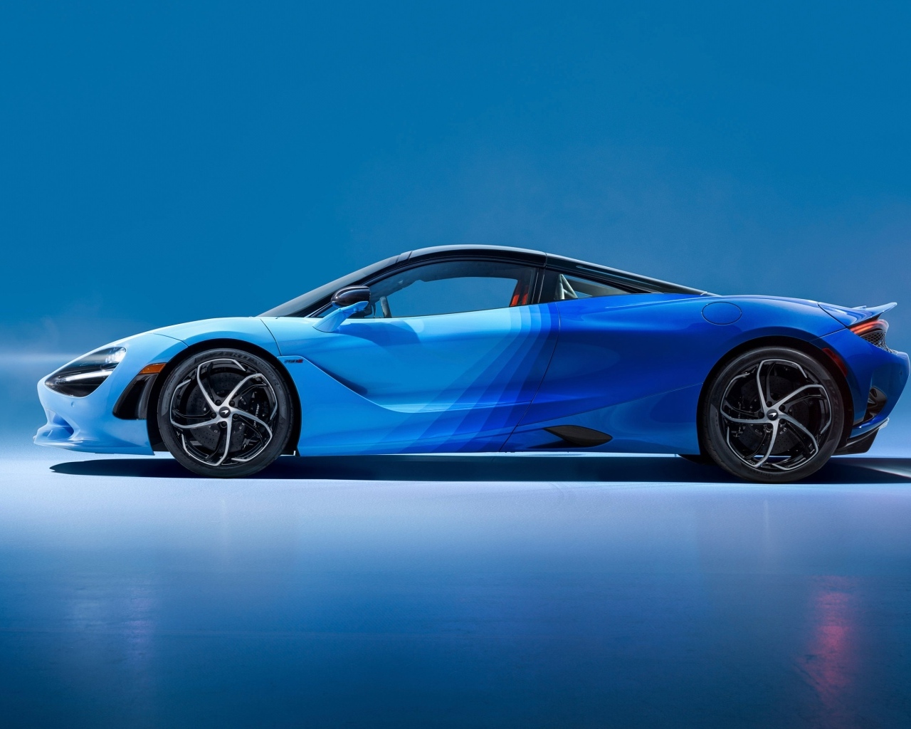 Вид сбоку на синий автомобиль McLaren MSO 750S