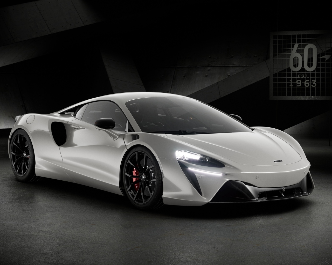 Серебристый автомобиль McLaren Artura 60th Anniversary Edition