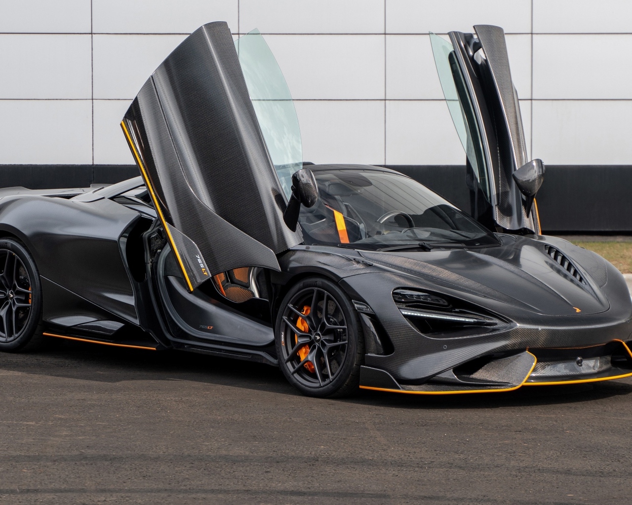 Спортивный TopCar McLaren 765LT Spider Carbon Edition 2023 года с открытыми дверями