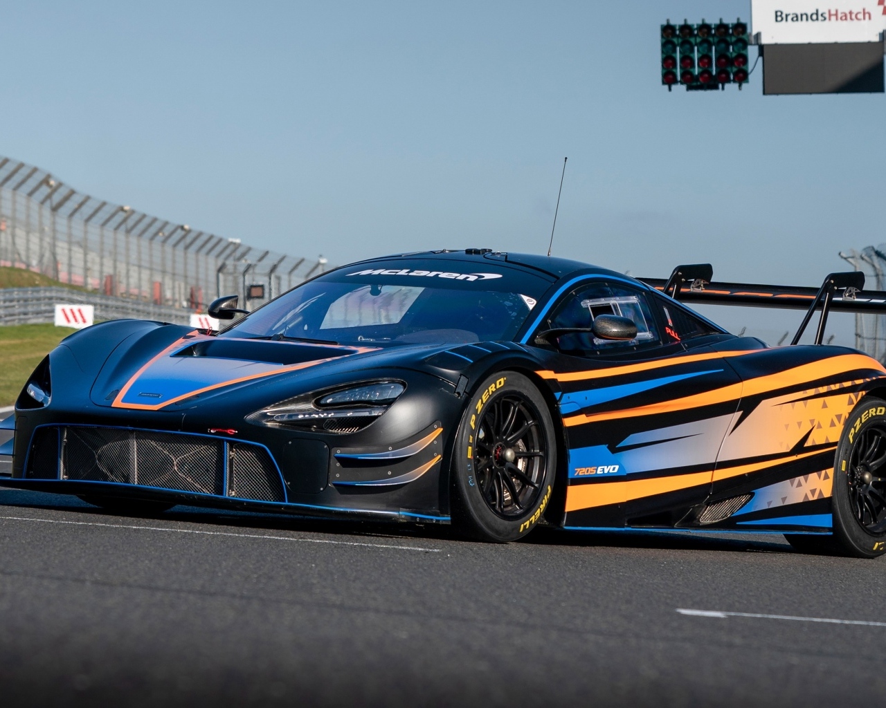 Спортивный автомобиль McLaren 720S GT3 Evo