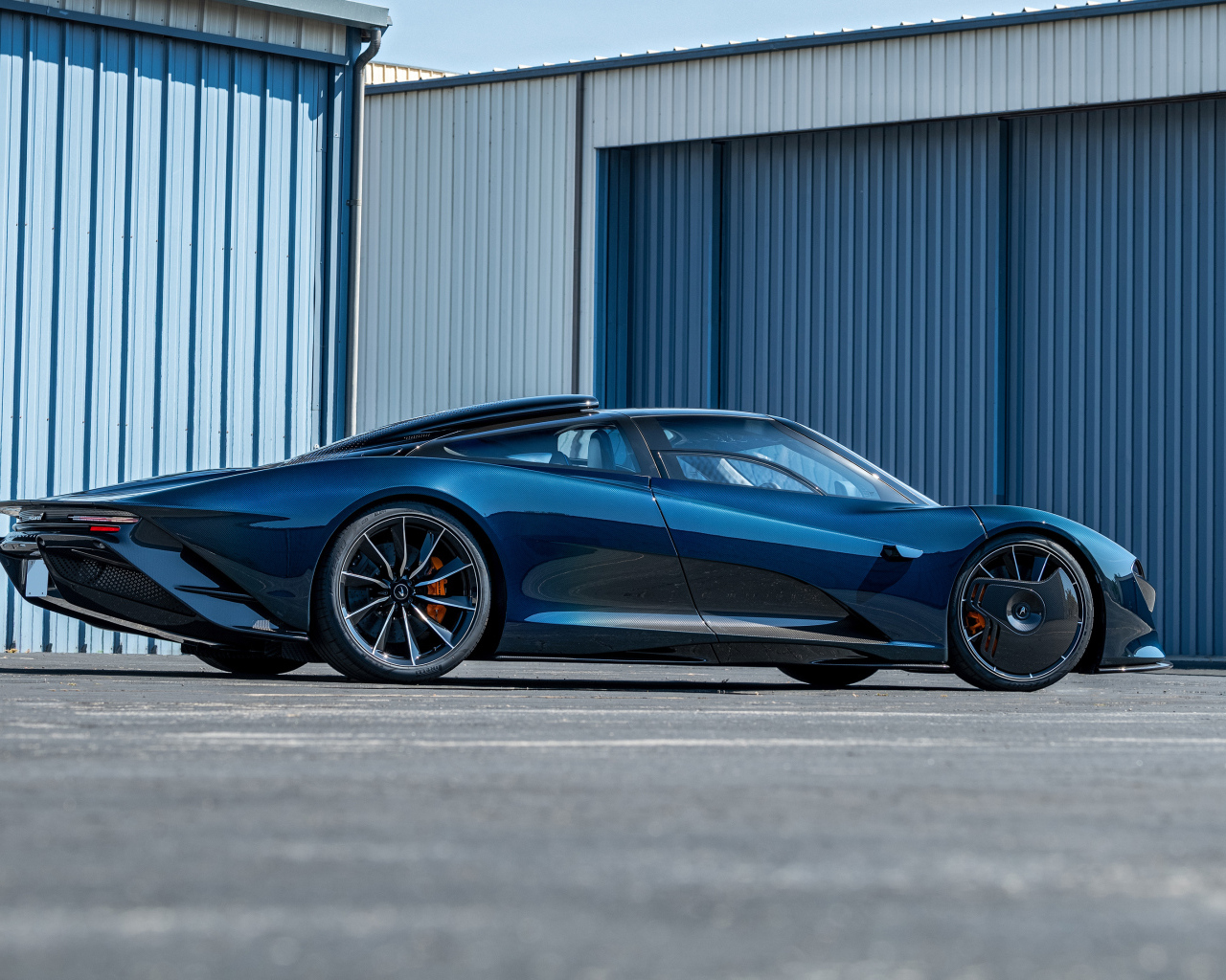 Стильный быстрый автомобиль McLaren Speedtail