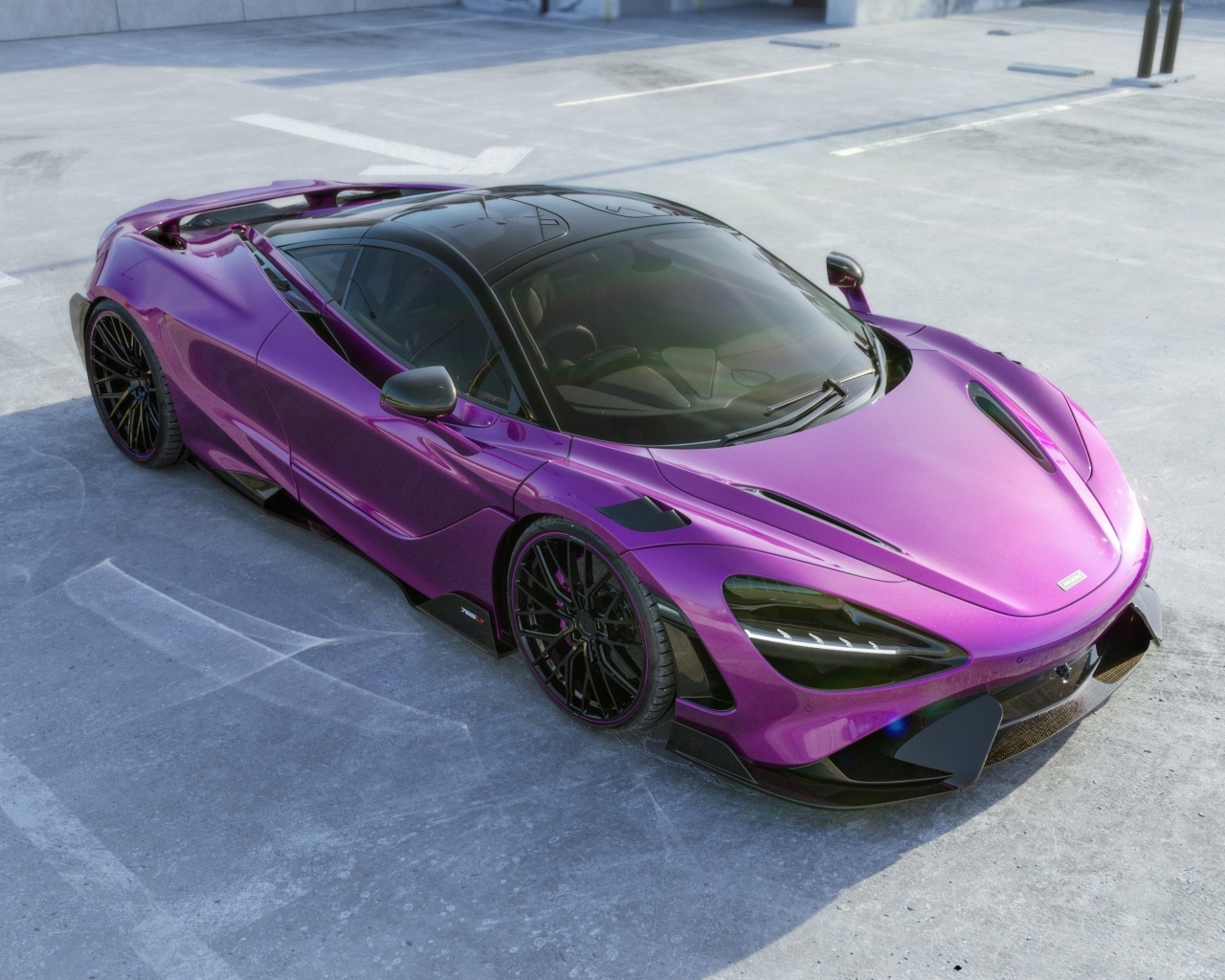 Вид сверху на сиреневый автомобиль McLaren 765LT