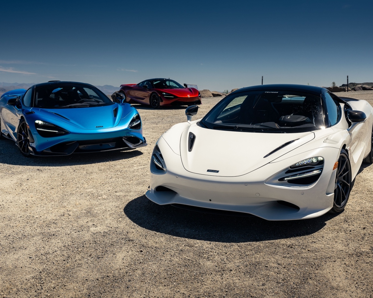 Два автомобиля McLaren 750S 2024 года