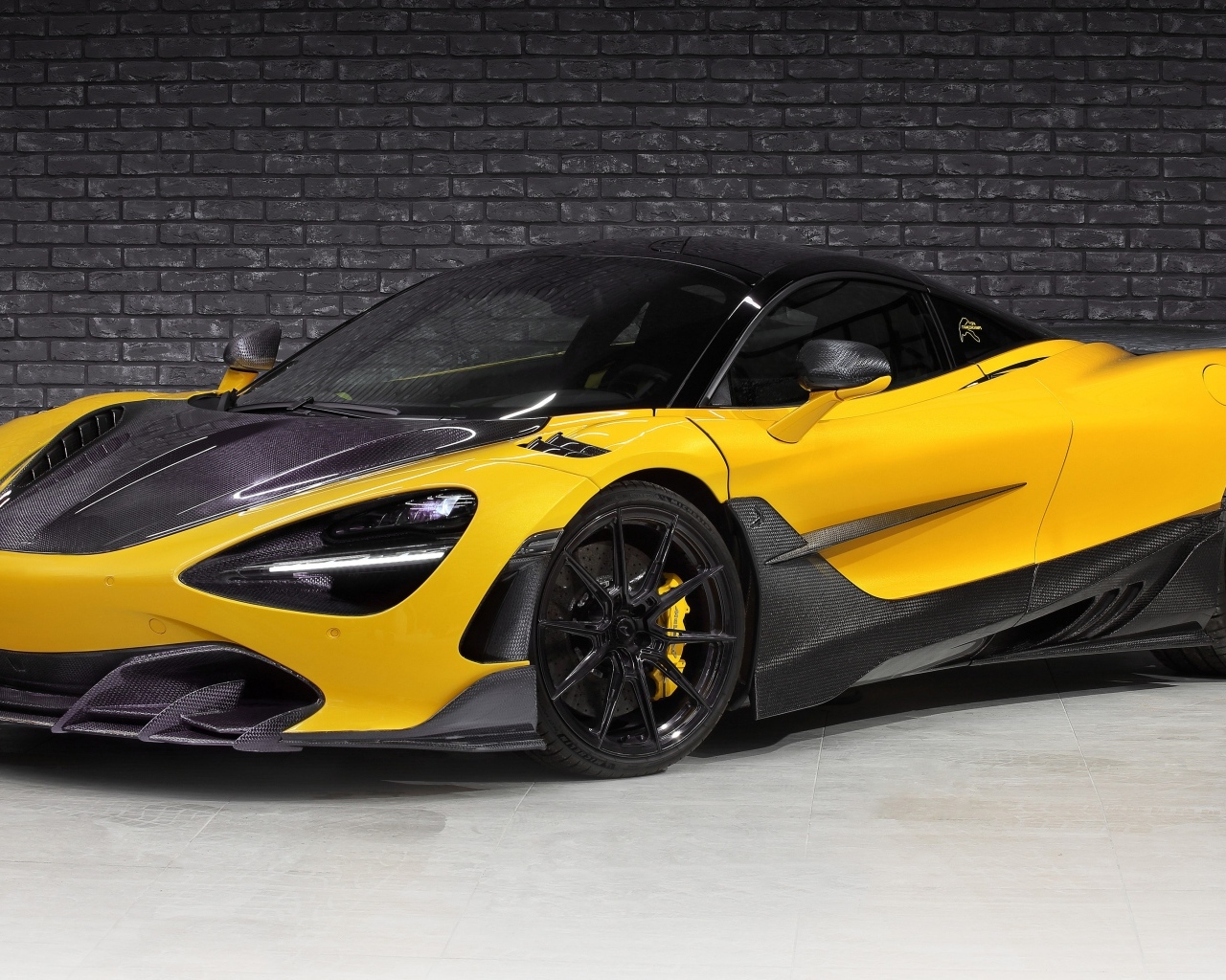 Желтый автомобиль McLaren 720S Fury