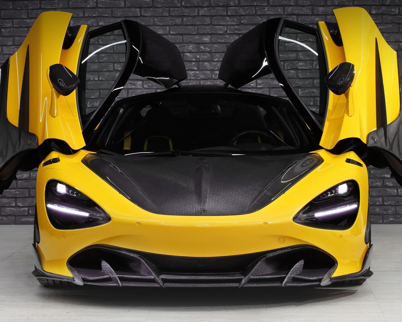 Желтый спорткар McLaren 720S Fury