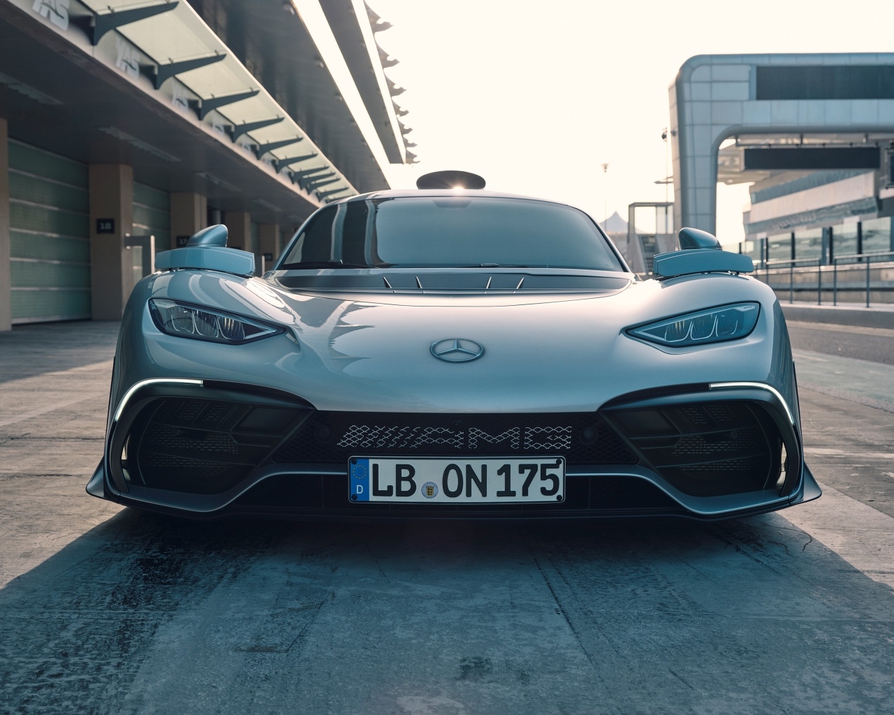 Спортивный автомобиль Mercedes-AMG ONE 2022 года