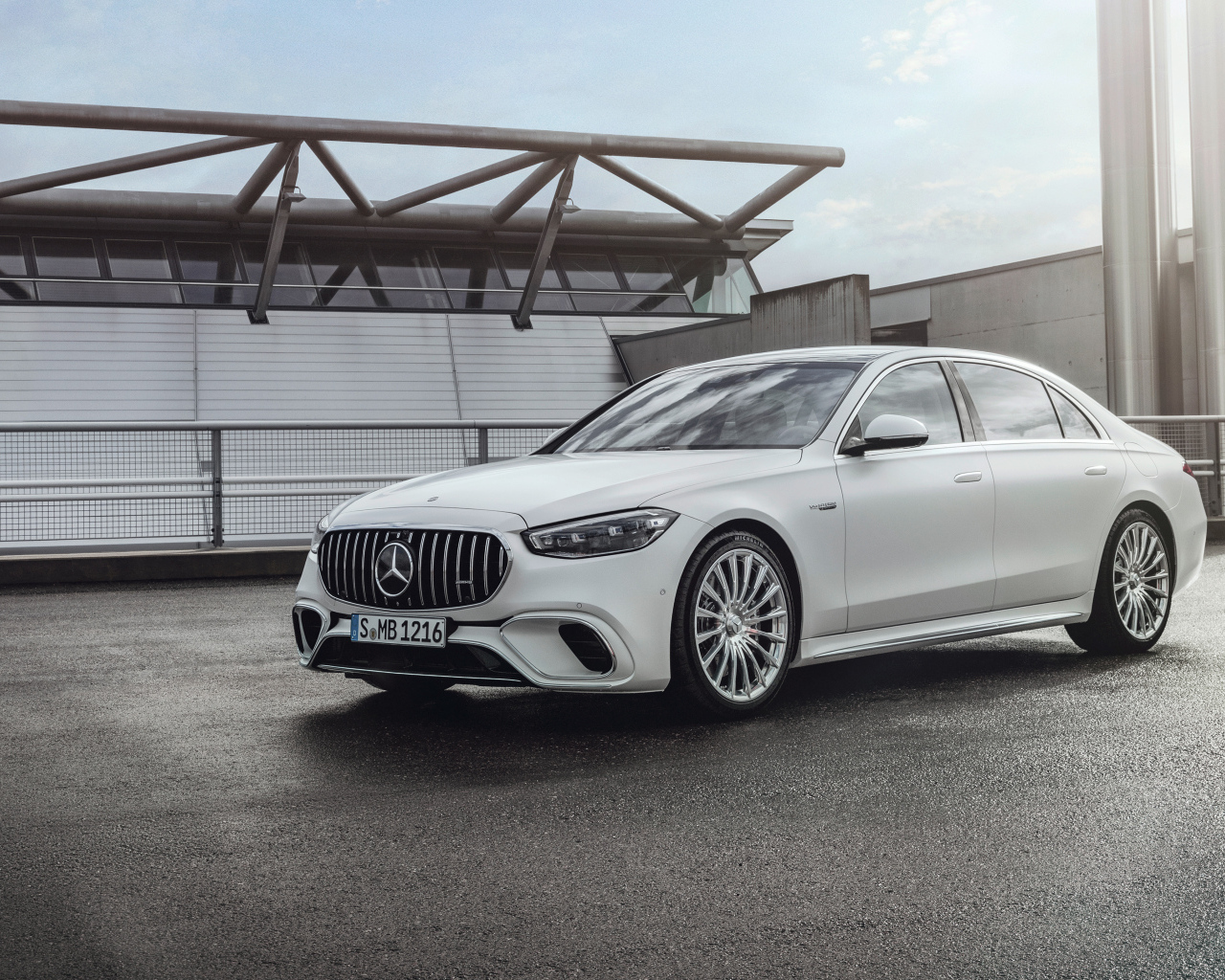 Белый автомобиль Mercedes-AMG S 63 E Performance 2023 года