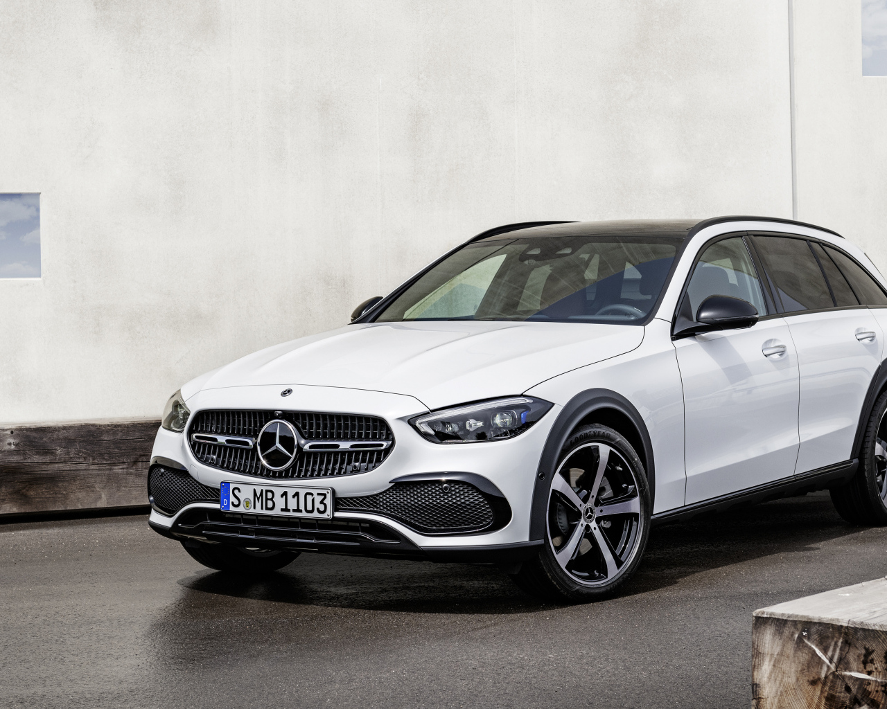 Белый автомобиль Mercedes-Benz C 300 4MATIC All-Terrain 2023 года