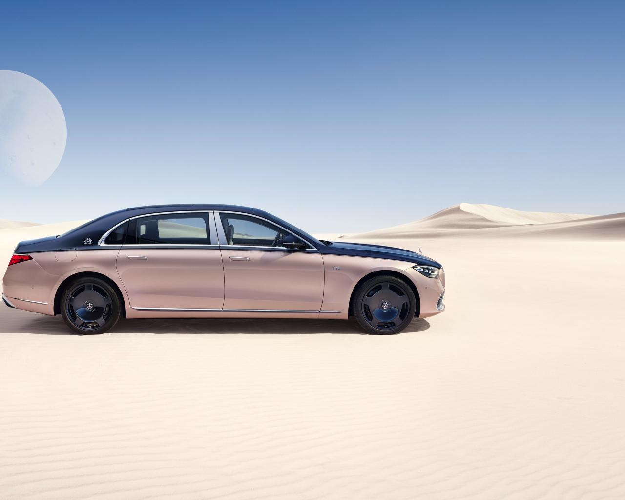 Автомобиль Mercedes-Maybach S 680 4MATIC Haute Voiture 2023 года в пустыне