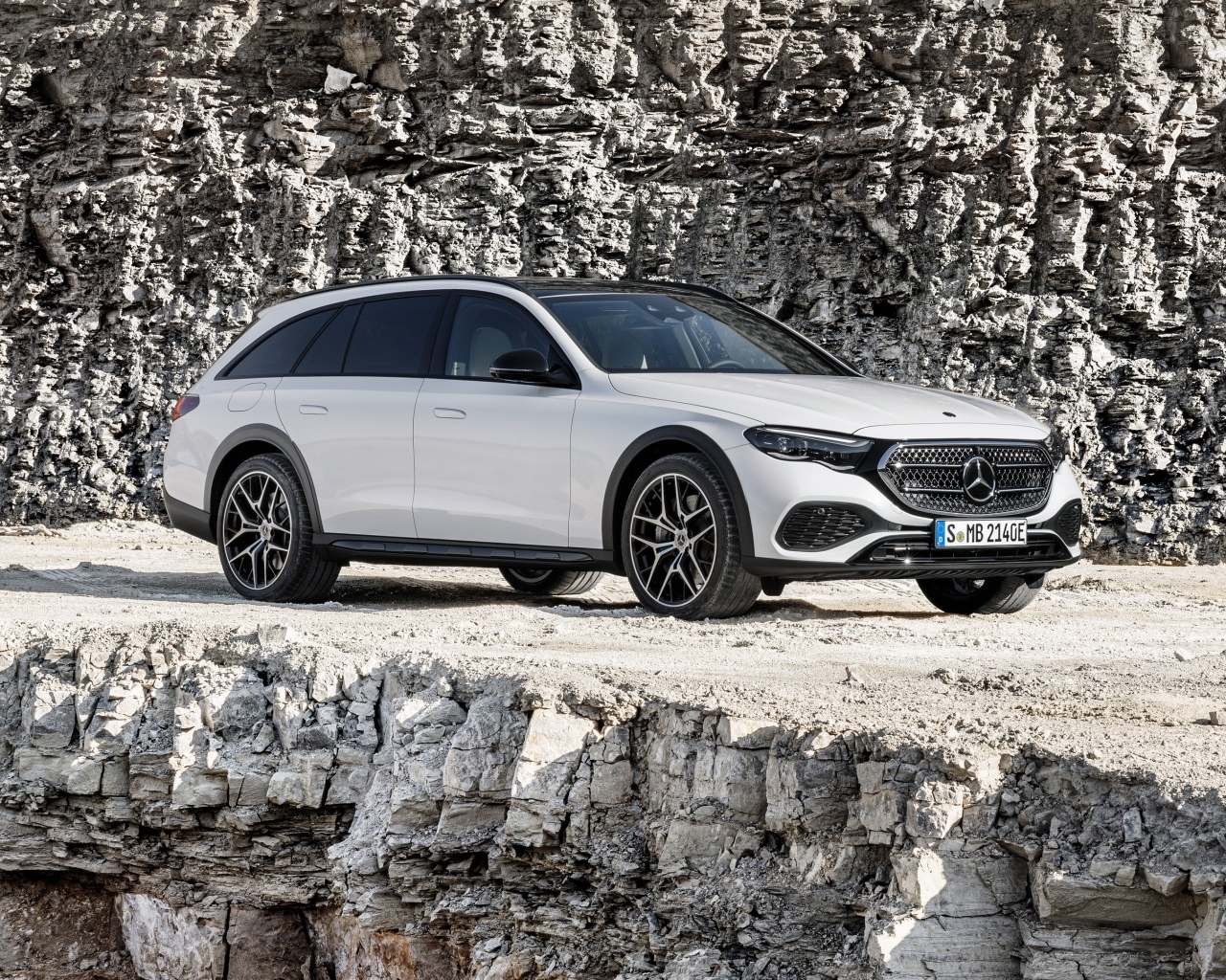 Автомобиль Mercedes-Benz E 450 4MATIC All-Terrain 2024 года в горах