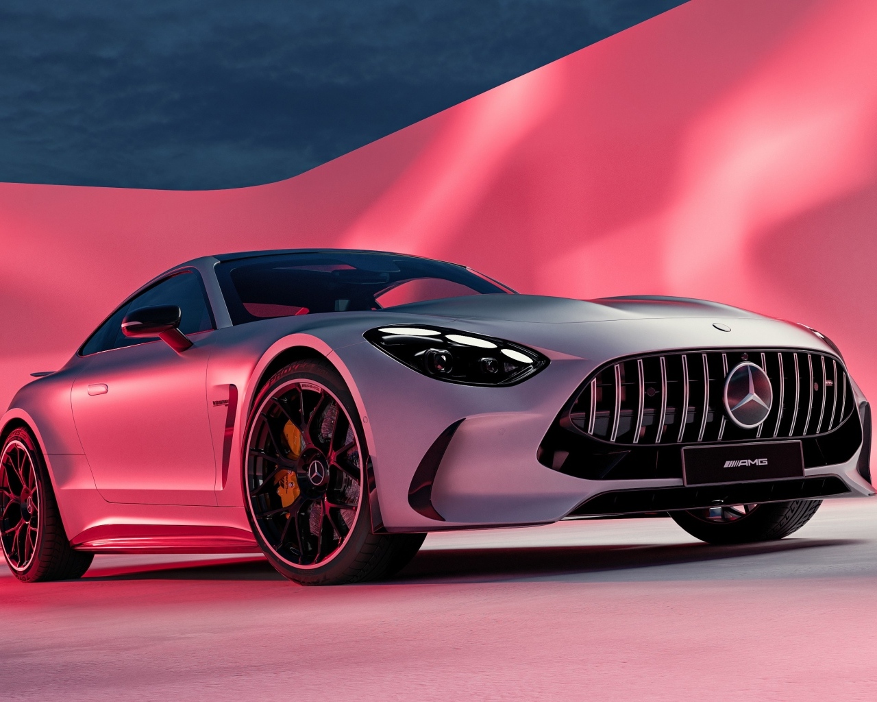 Автомобиль Mercedes AMG GT 2024 года на розовом фоне