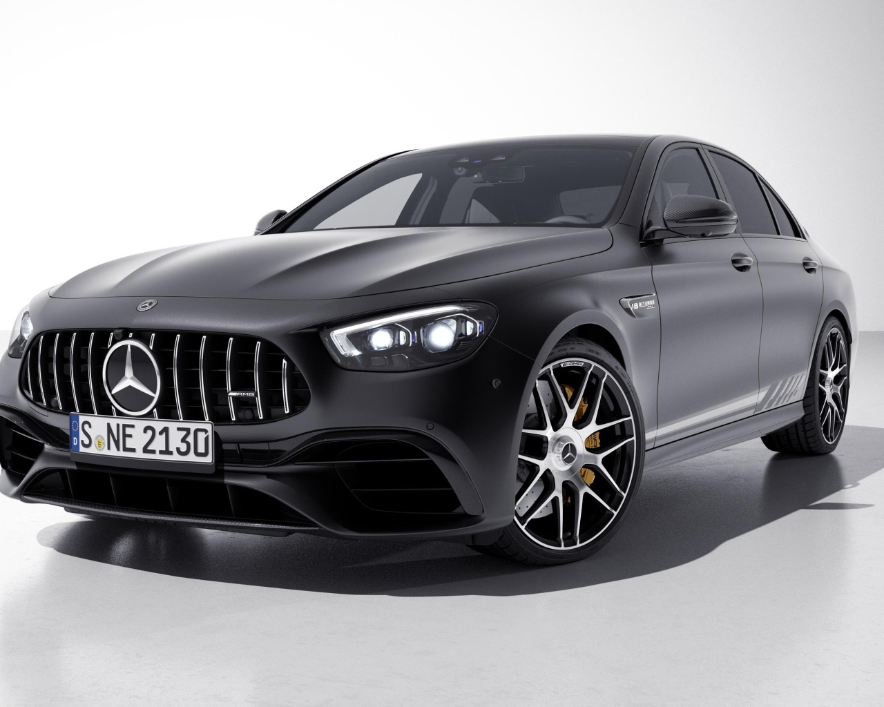 Черный автомобиль Mercedes-AMG E 63 S 4MATIC+