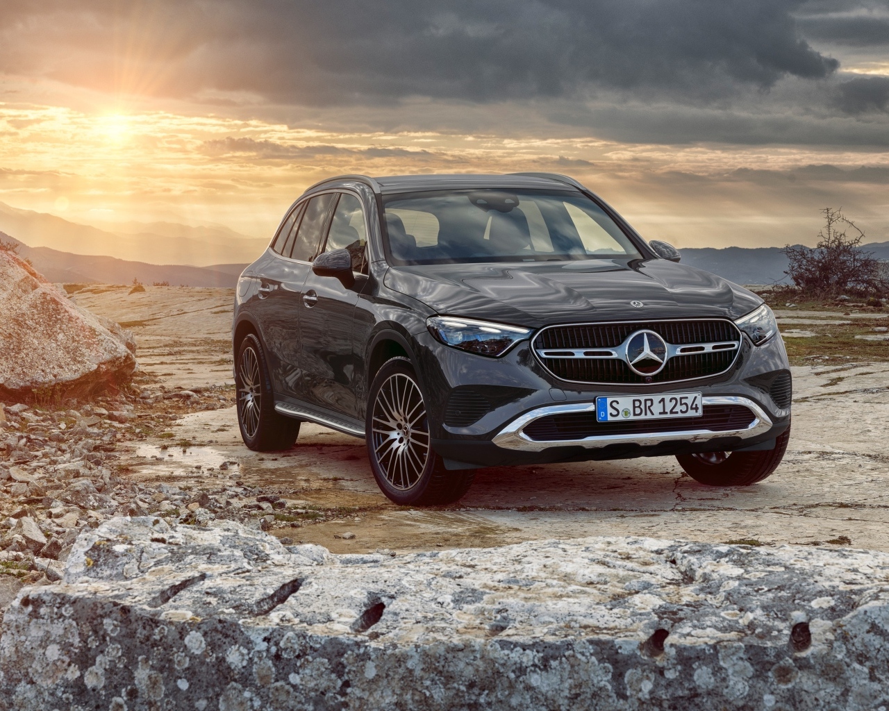 Черный внедорожник Mercedes-Benz GLC 300  на фоне заката