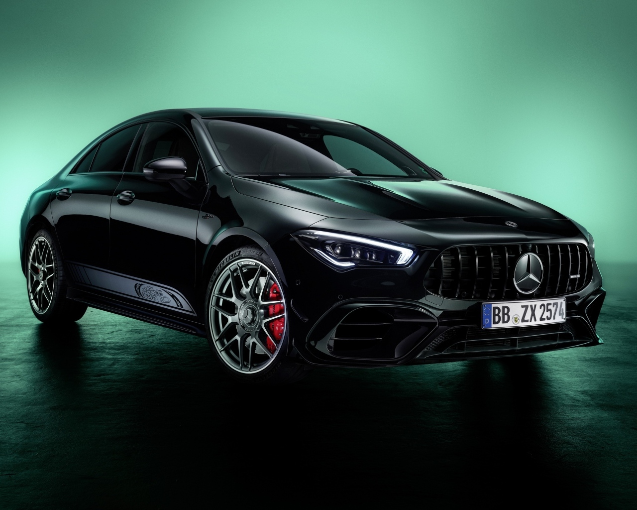 Черный автомобиль Mercedes-AMG CLA 45 S 4MATIC+ на зеленом фоне