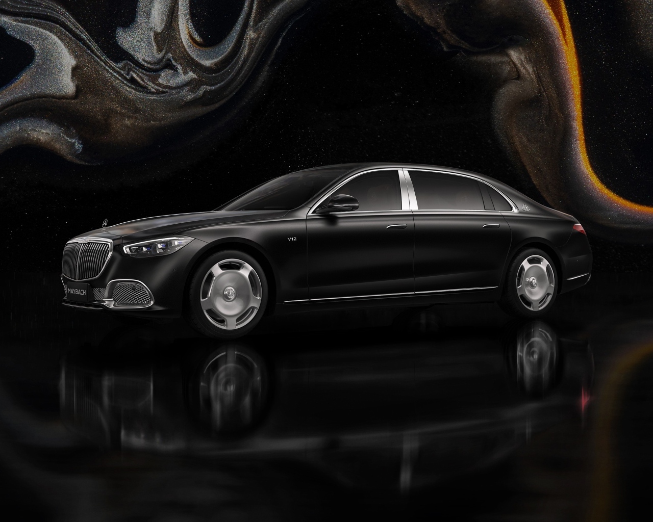 Черный автомобиль Mercedes MAYBACH S 680 4MATIC