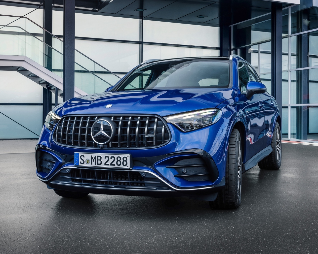 Синий автомобиль Mercedes-AMG GLC 43 4MATIC 2023 года