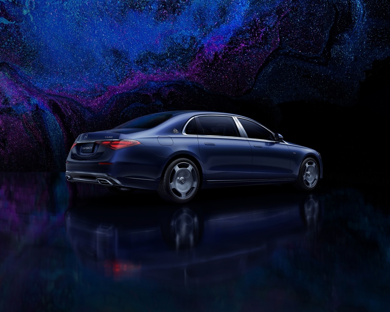 Синий автомобиль Mercedes MAYBACH S 680 4MATIC