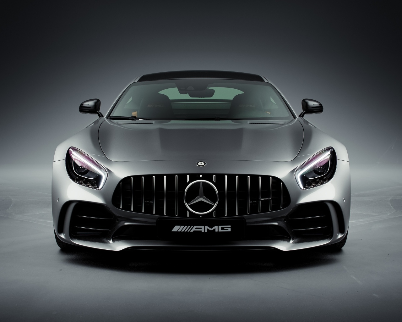 Вид спереди на автомобиль Mercedes-AMG GT R