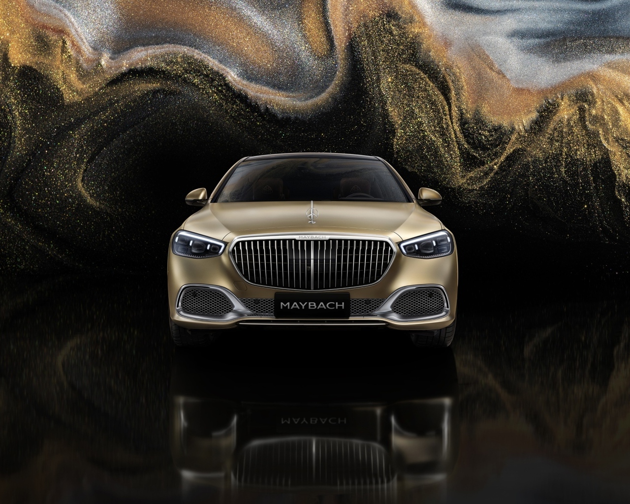 Вид спереди на автомобиль Mercedes MAYBACH S 680 4MATIC