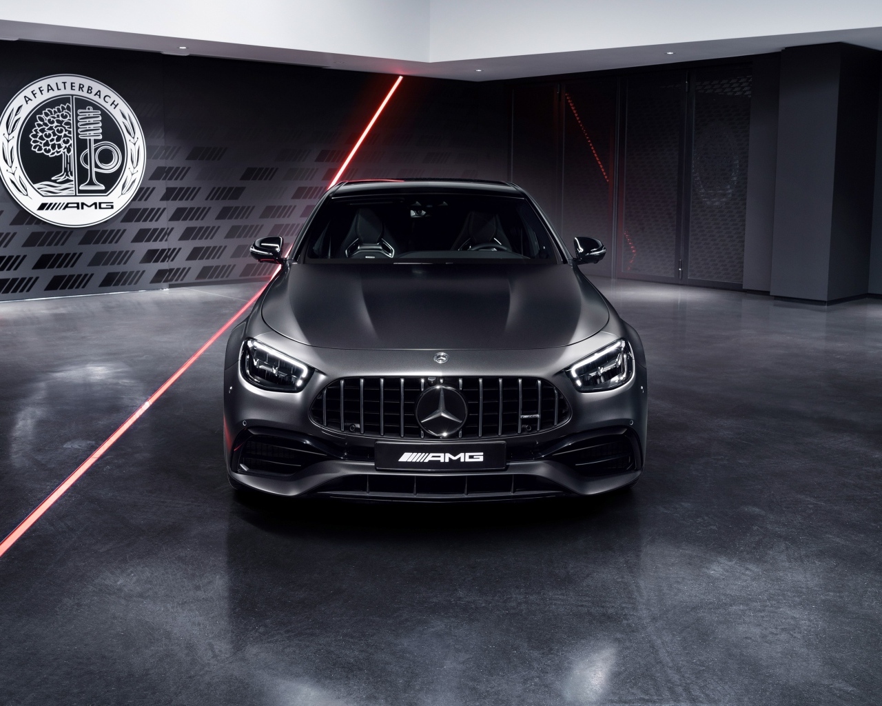 Автомобиль Mercedes-AMG E 63 S 4MATIC+ вид спереди