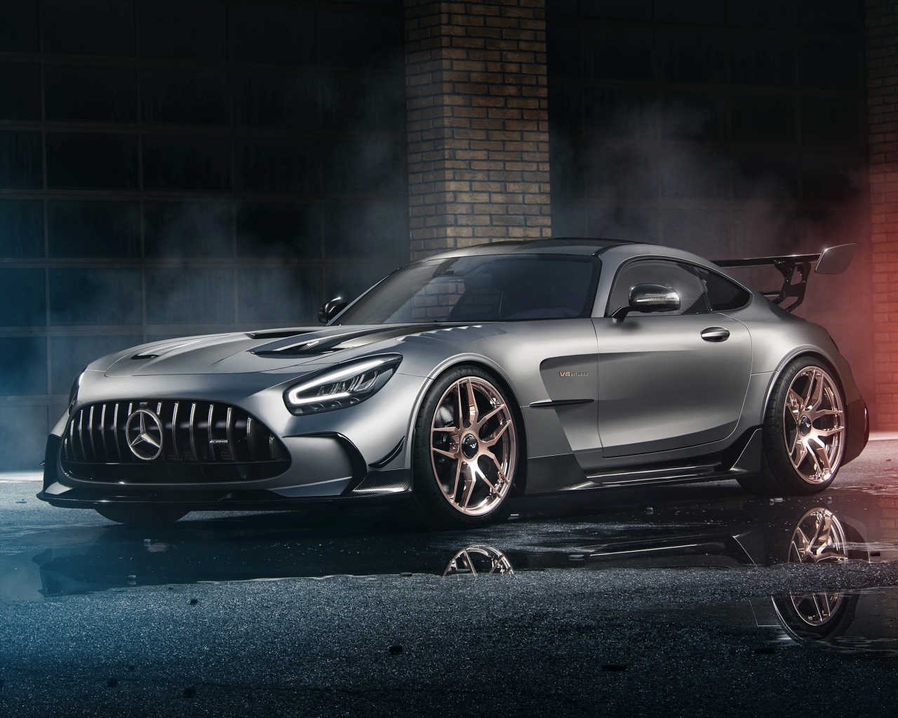 Автомобиль Mercedes-AMG GT Black Series у стены