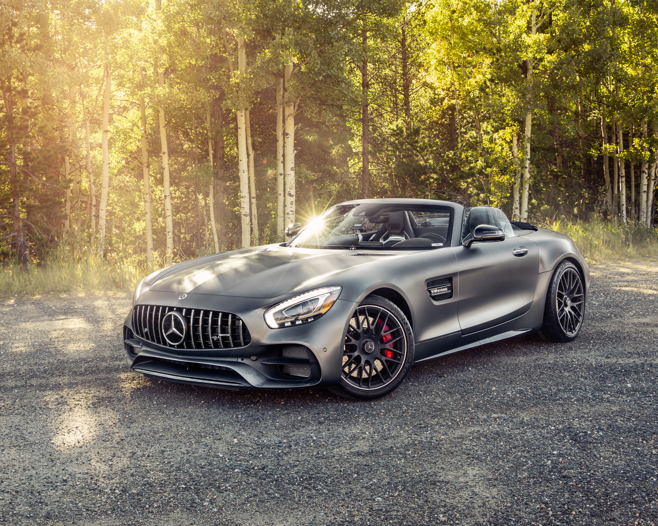 Кабриолет Mercedes-AMG GT C Roadster в лучах солнца
