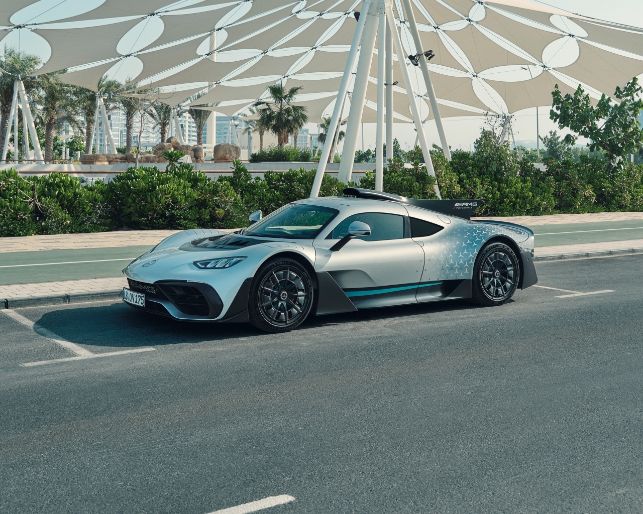 Автомобиль Mercedes-AMG ONE  у здания