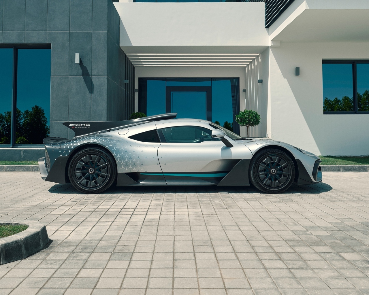 Автомобиль Mercedes-AMG ONE вид сбоку