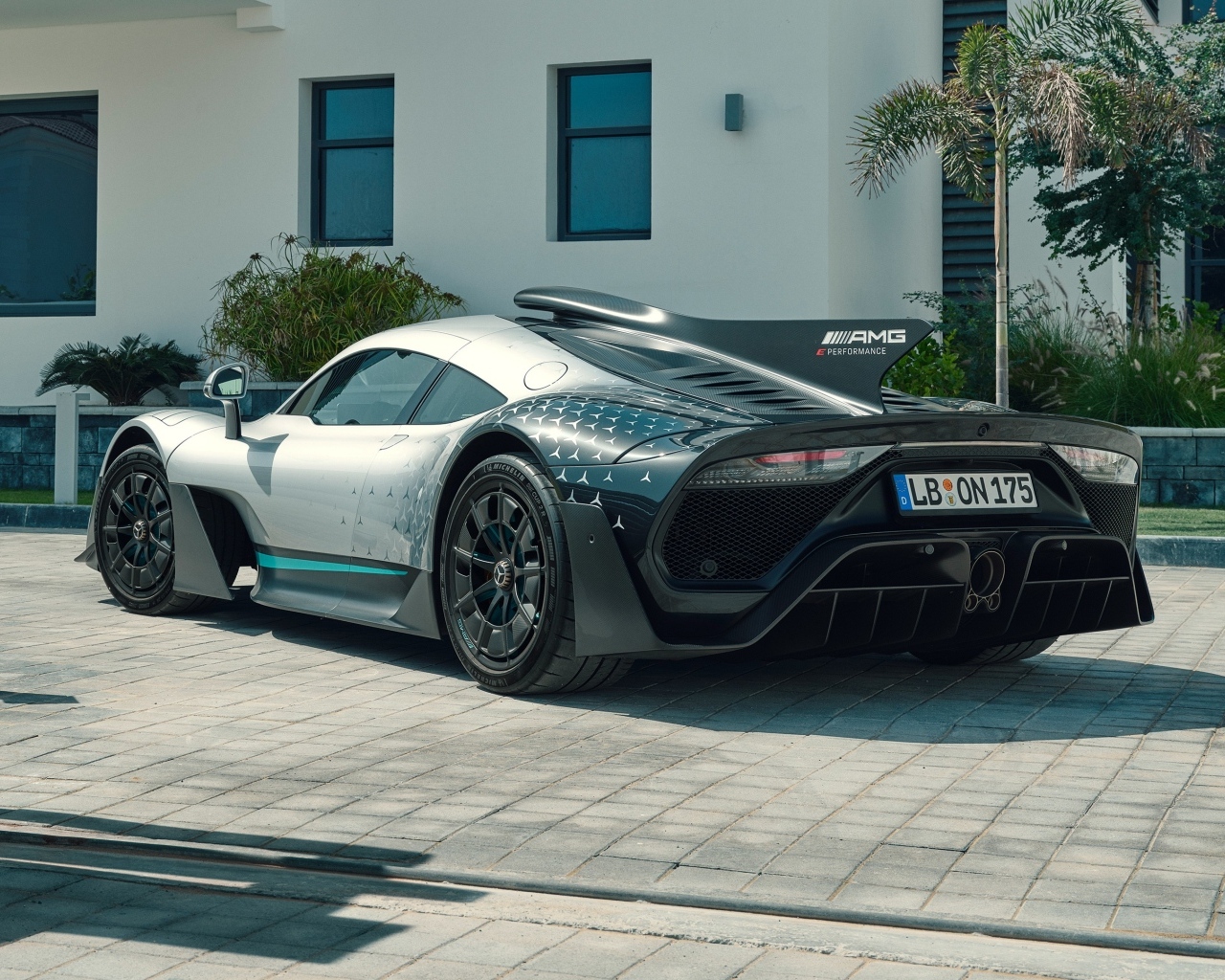 Автомобиль Mercedes-AMG ONE вид сзади