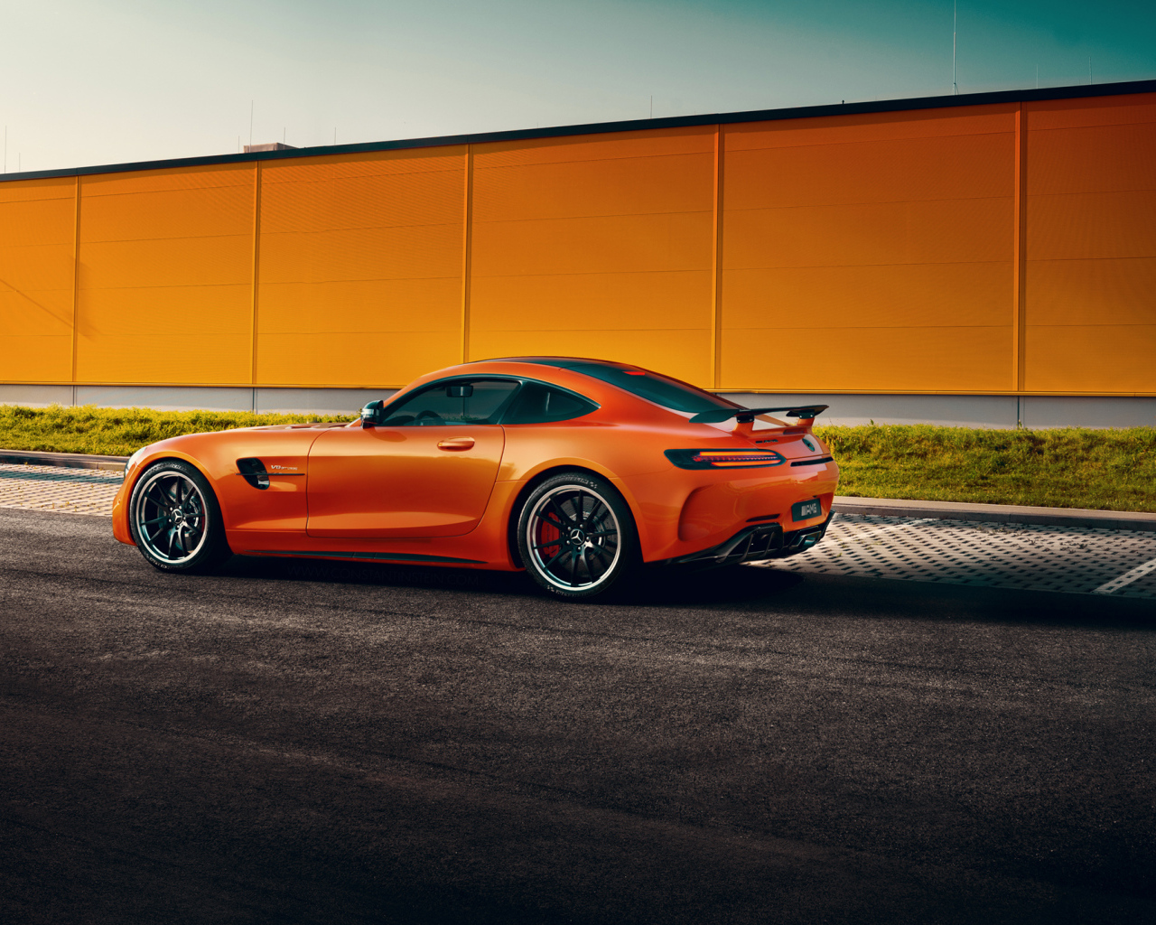 Автомобиль Mercedes-Benz AMG GT R у здания