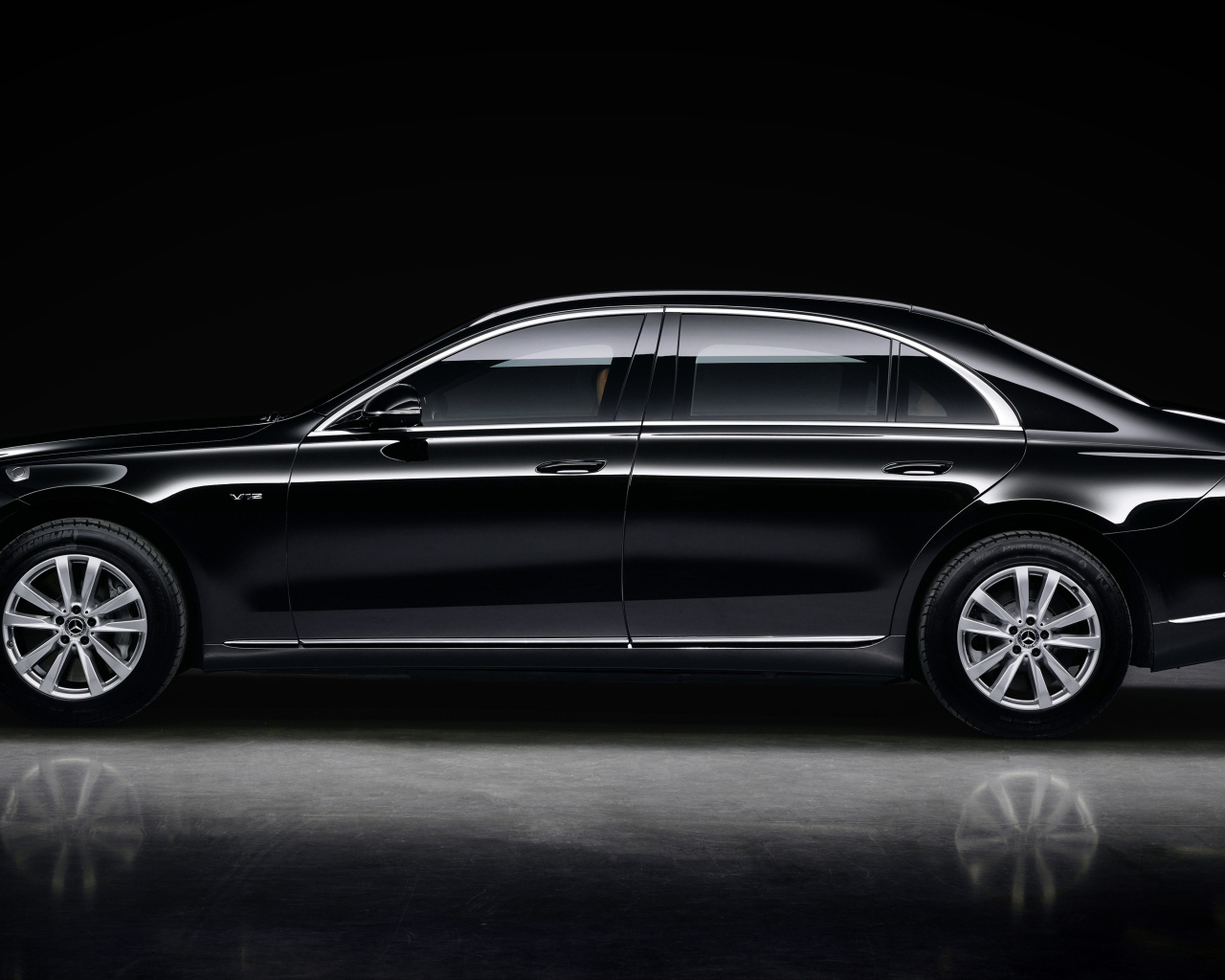 Автомобиль Mercedes-Benz S 680 Guard 4MATIC вид сбоку 