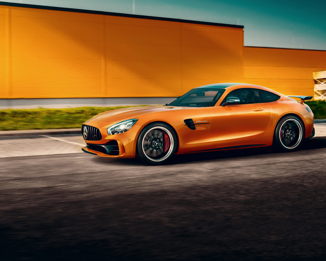 Оранжевый автомобиль Mercedes-Benz AMG GT R