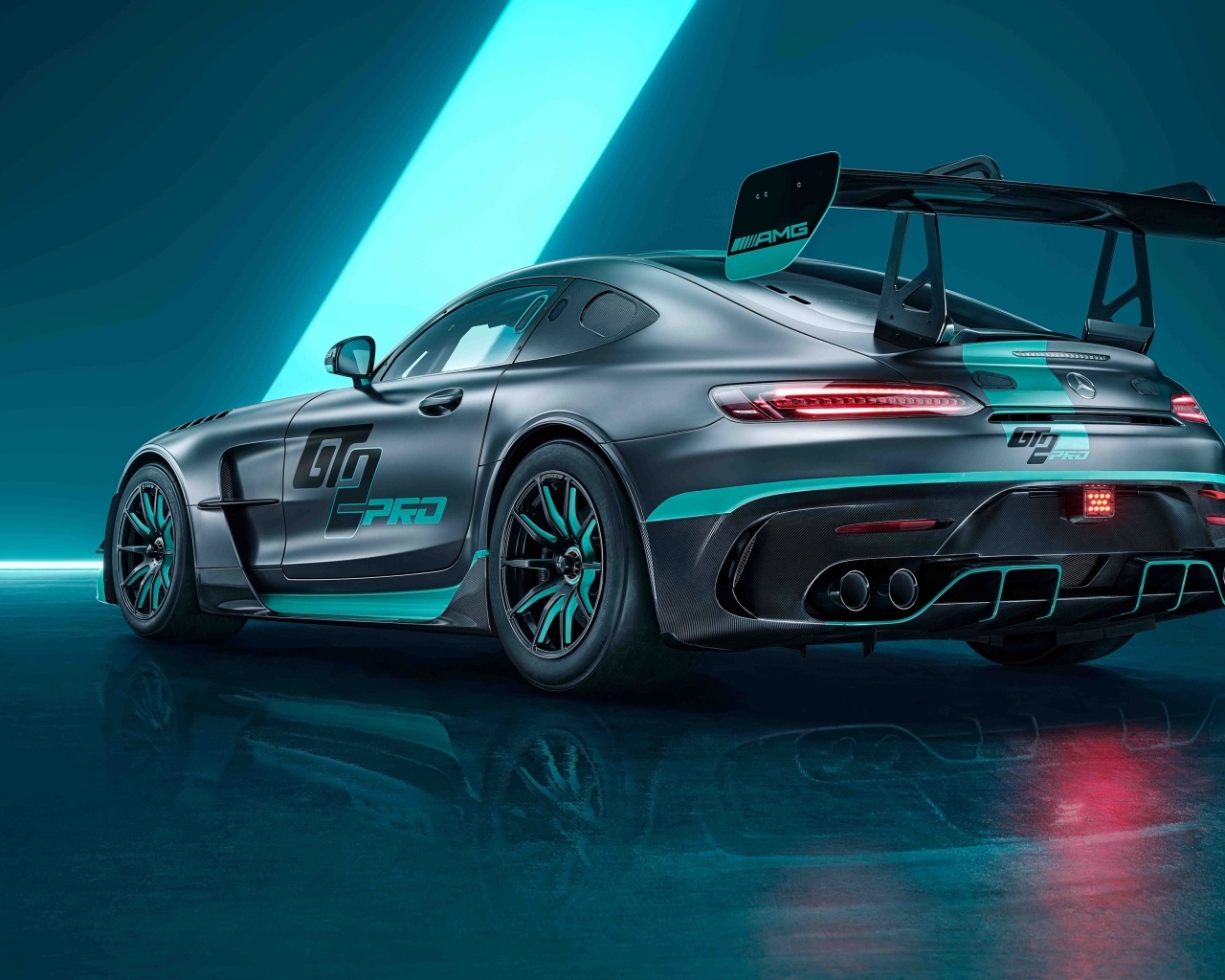 Вид сзади на гоночный автомобиль Mercedes-AMG GT2 PRO 2023 года