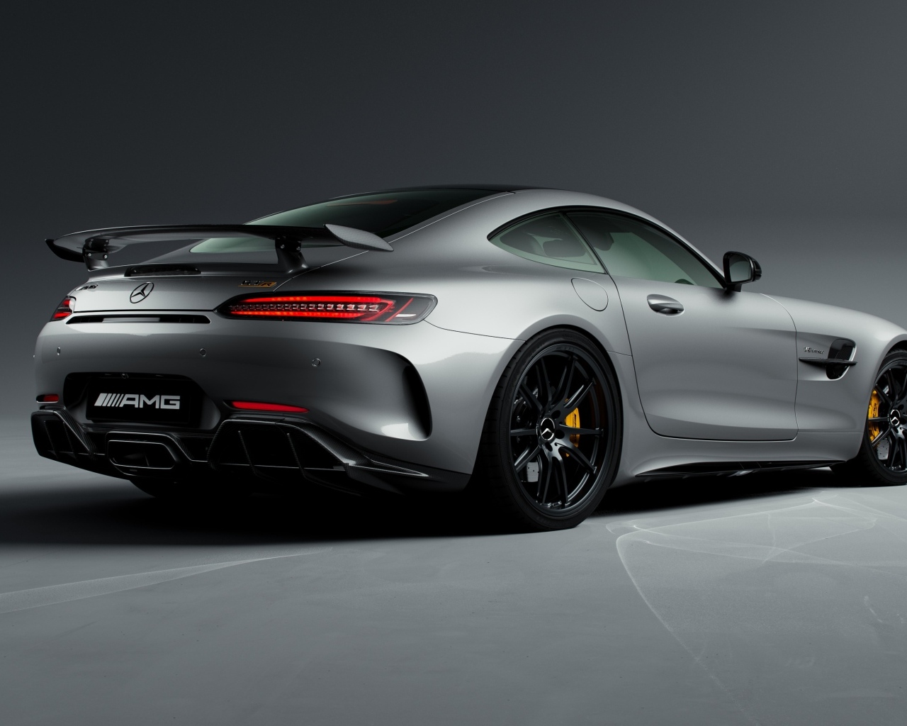 Вид сзади на автомобиль Mercedes-AMG GT R