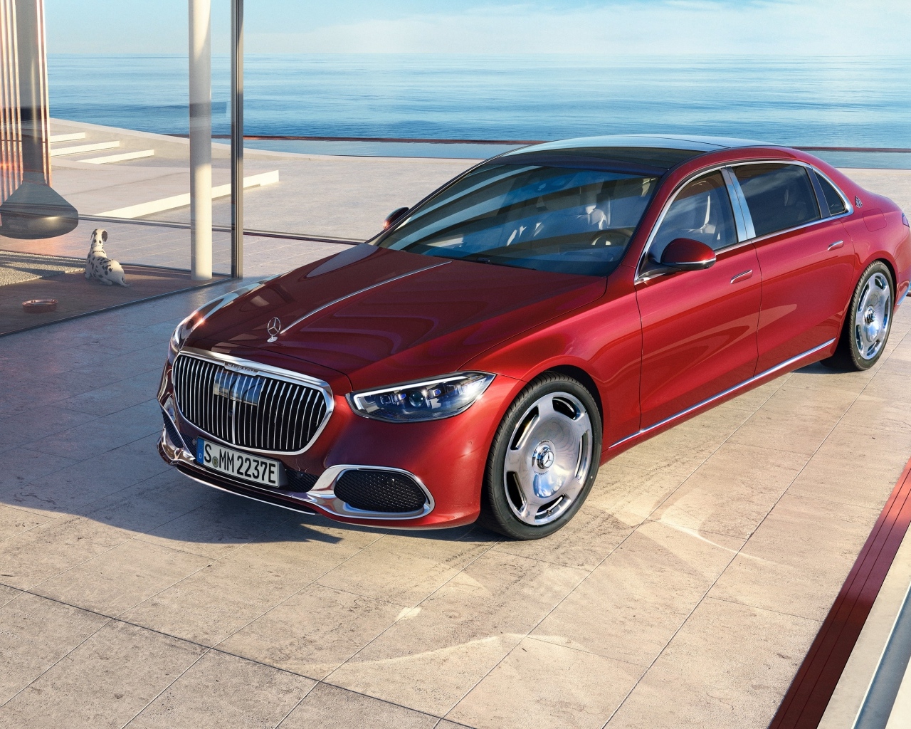 Автомобиль Mercedes-Maybach S 580 E 2023 года красного цвета