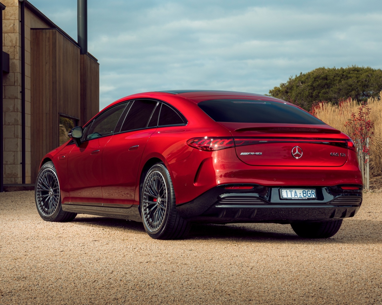 Красный автомобиль Mercedes-AMG EQS 53 4MATIC+