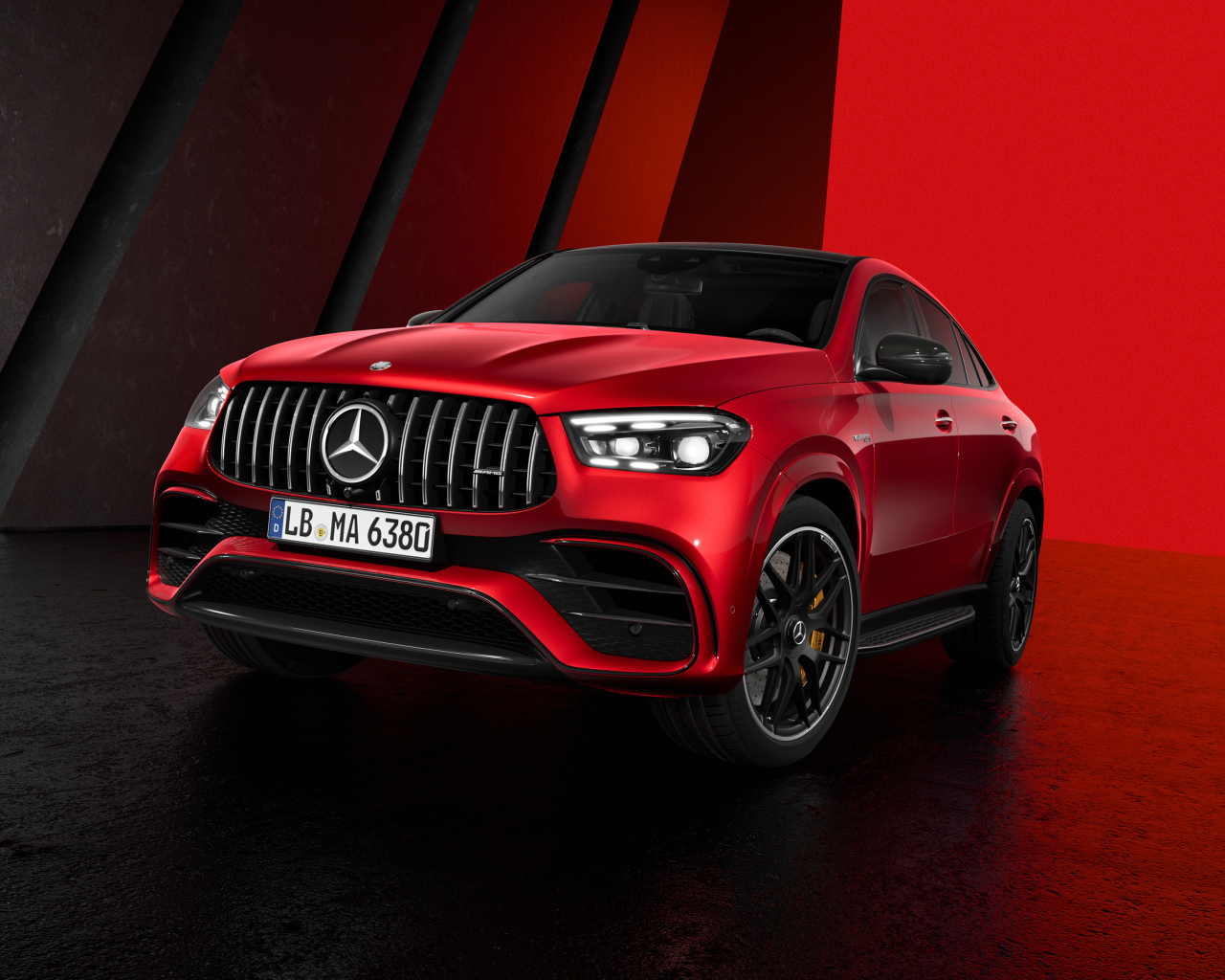 Красный автомобиль Mercedes-AMG GLE 63 S 4MATIC