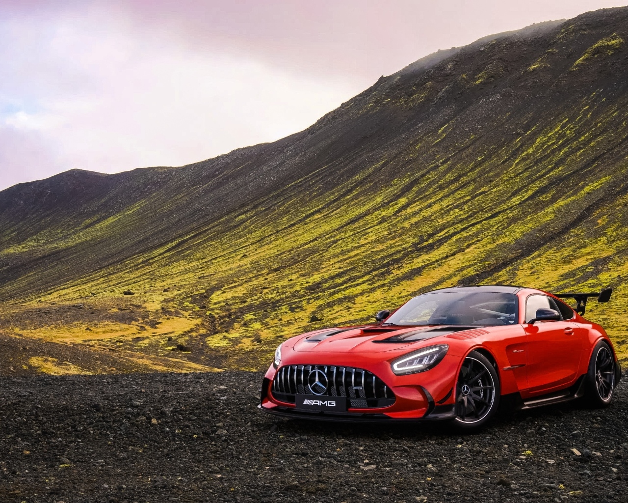 Красный автомобиль Mercedes-AMG GT Black  в горах